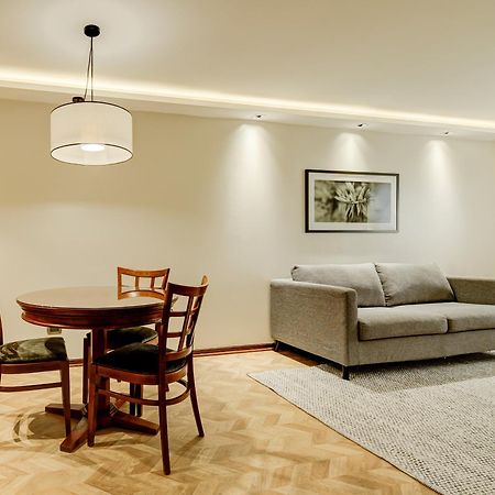Plaza El Bosque Ebro Hotell Santiago de Chile Exteriör bild A living room with indirect lighting
