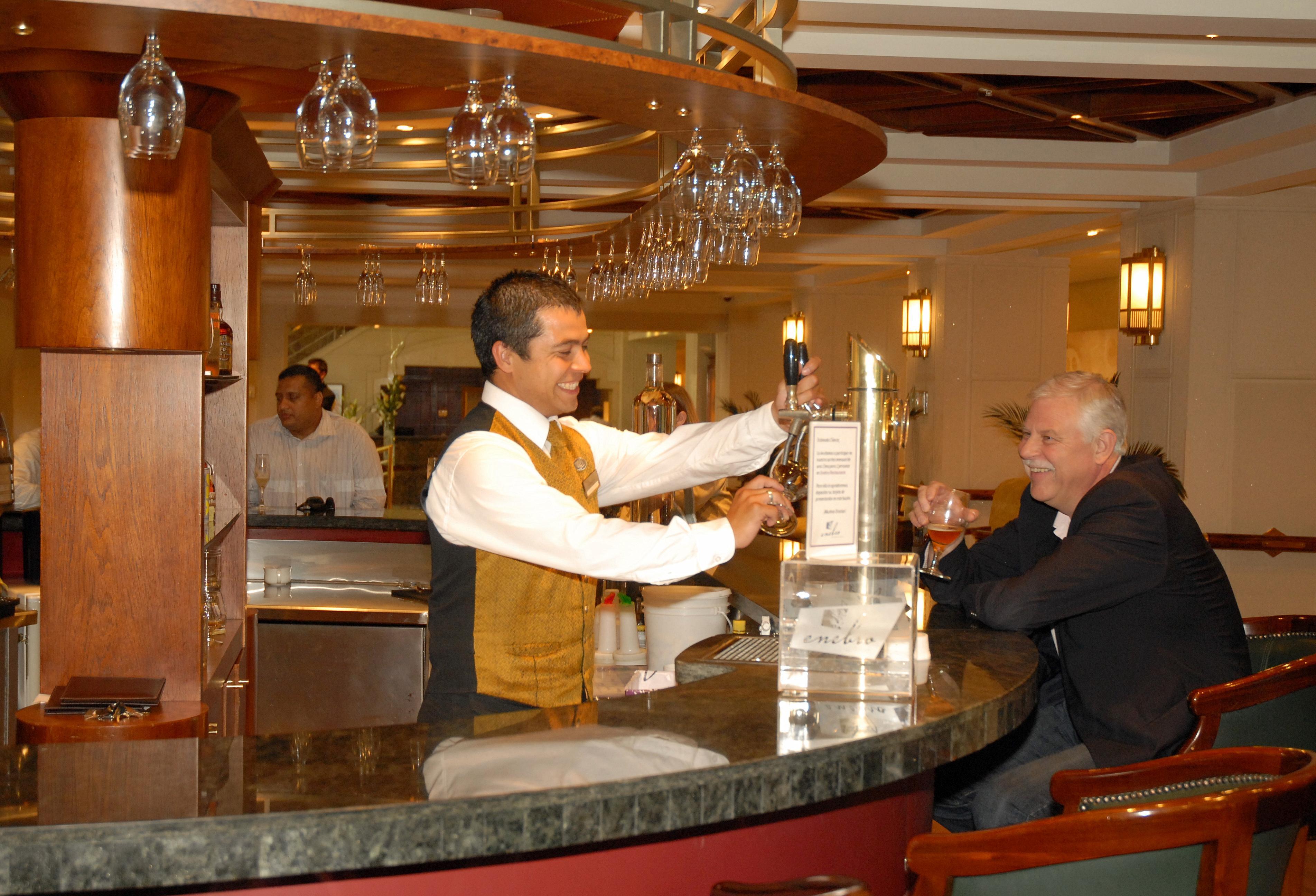 Plaza El Bosque Ebro Hotell Santiago de Chile Exteriör bild A bartender at work