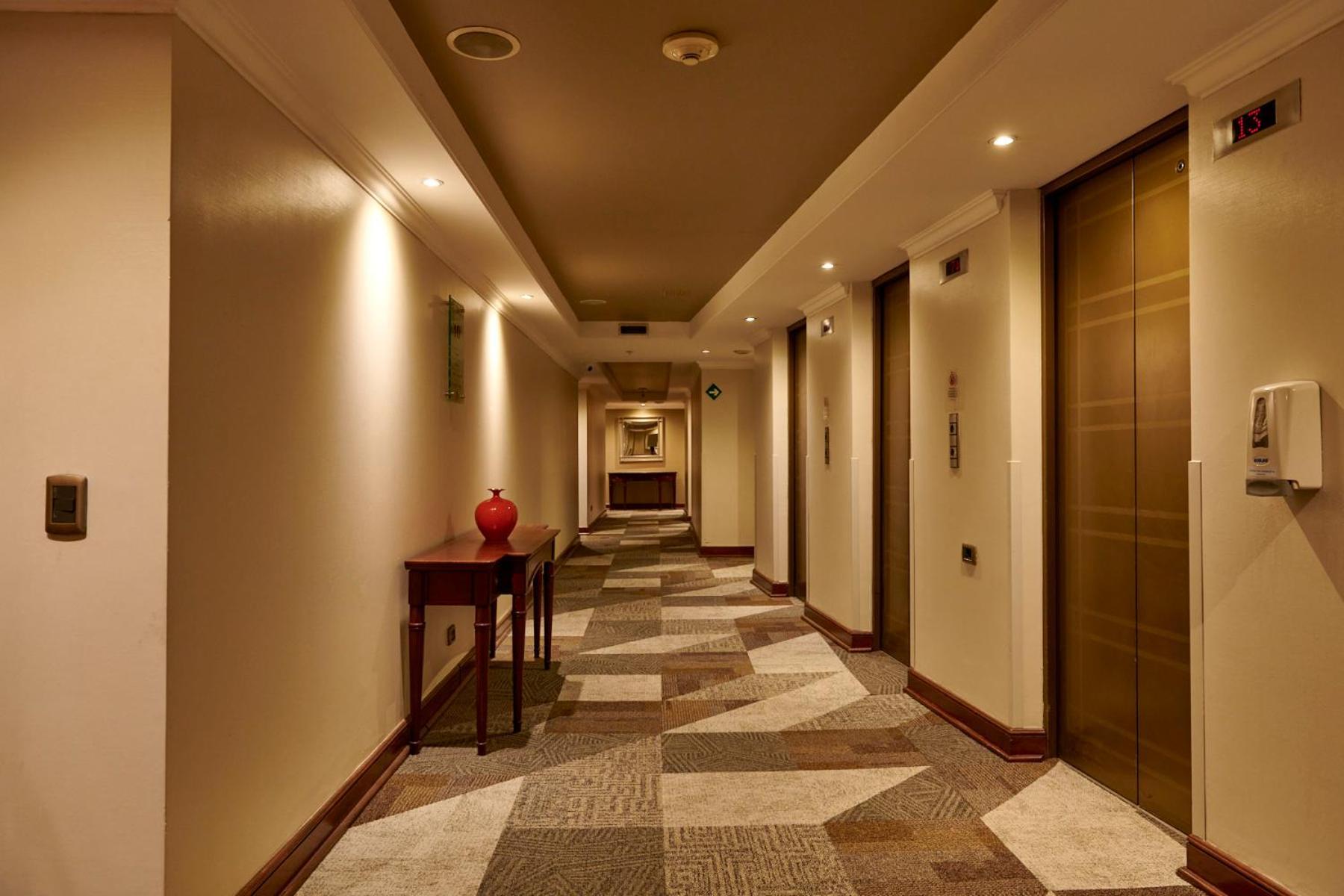 Plaza El Bosque Ebro Hotell Santiago de Chile Exteriör bild A corridor at the Hilton London Heathrow