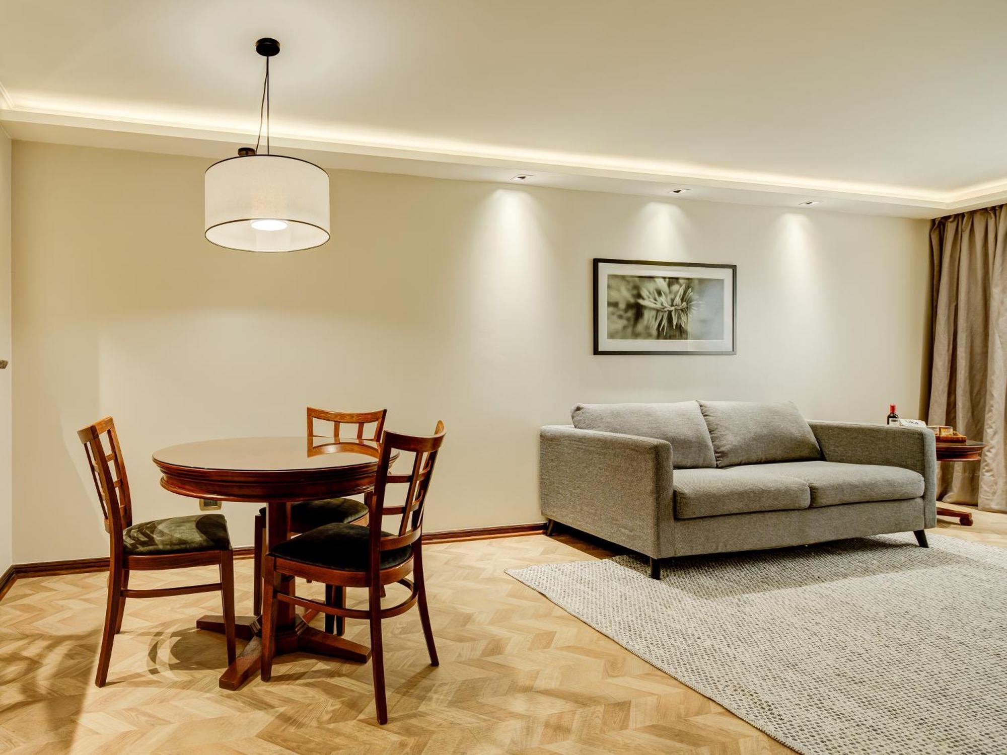 Plaza El Bosque Ebro Hotell Santiago de Chile Exteriör bild A living room with indirect lighting