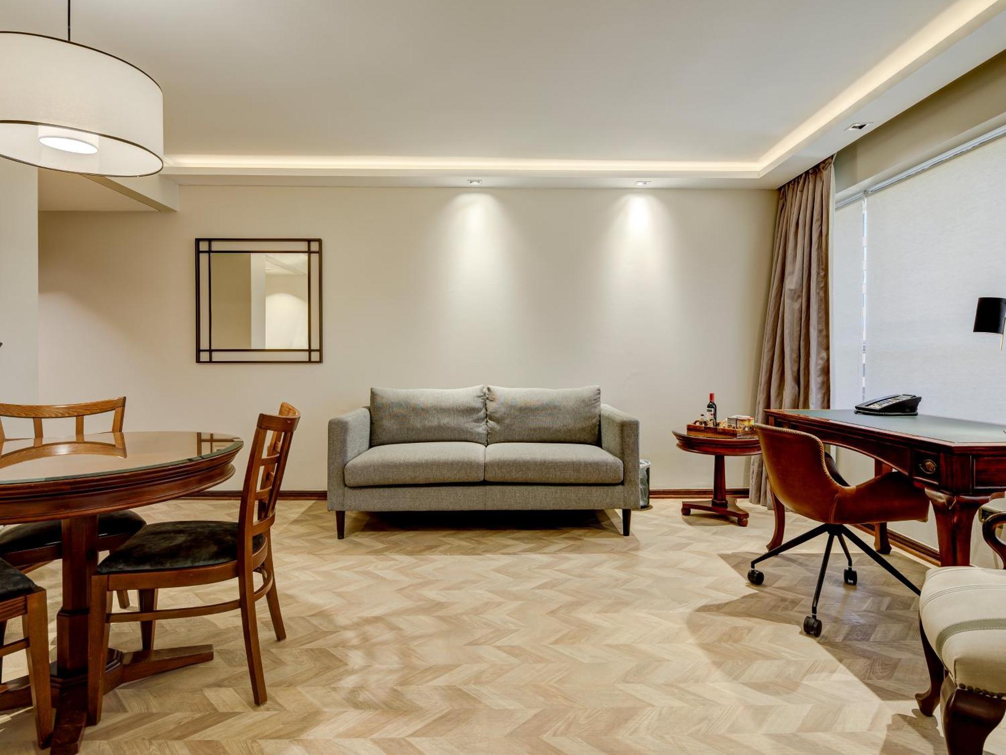 Plaza El Bosque Ebro Hotell Santiago de Chile Exteriör bild A living room with a parquet floor