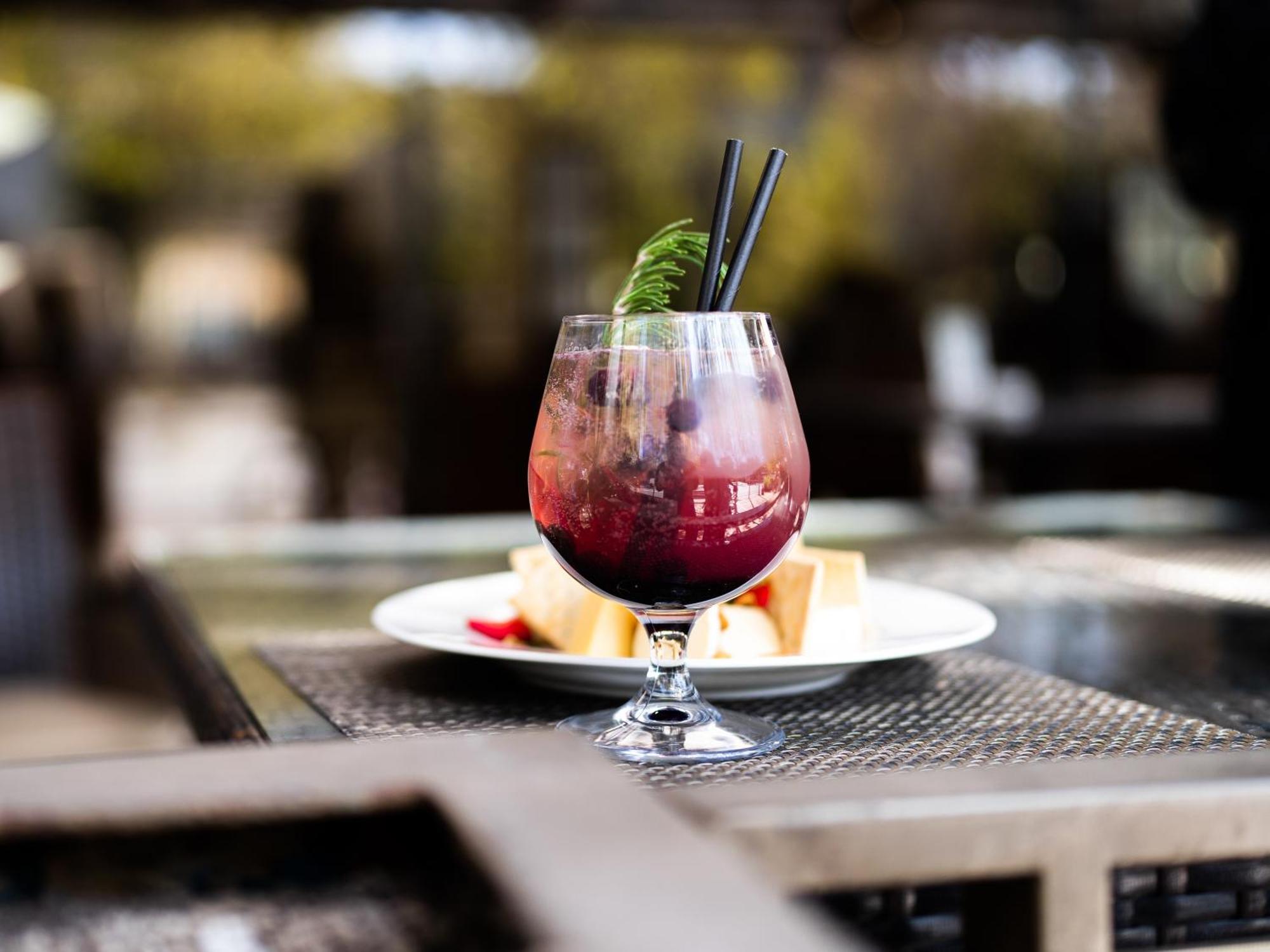 Plaza El Bosque Ebro Hotell Santiago de Chile Exteriör bild A blackberry bramble cocktail