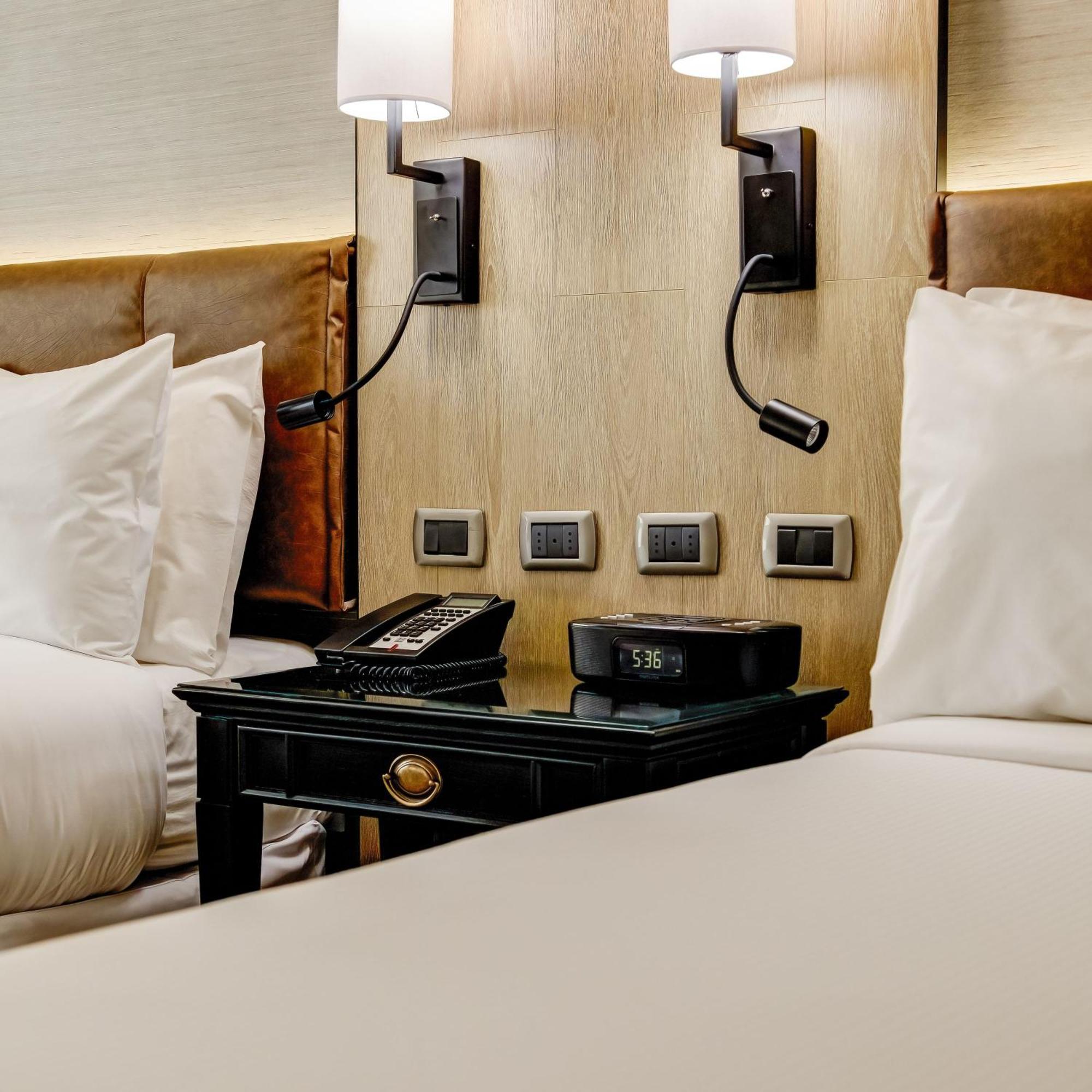 Plaza El Bosque Ebro Hotell Santiago de Chile Exteriör bild A bedside table with a telephone and a digital alarm clock